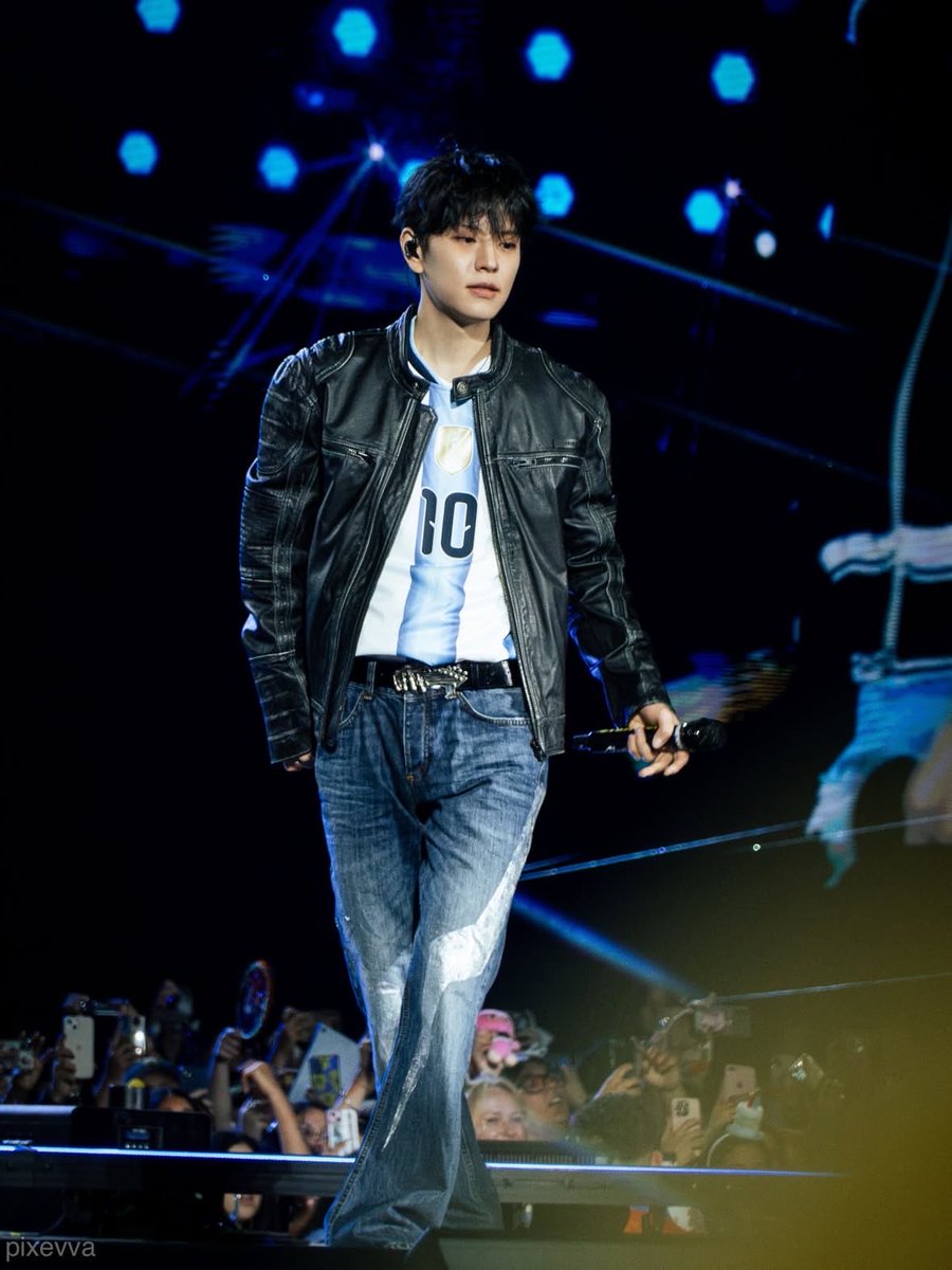 _r3hc's tweet photo. more handsome seungmin in leather jacket + jersey 🫠🤍

#StrayCityBuenosAires d2
#StrayCityArgentina 
#승민 https://t.co/Vpa75X6VnV