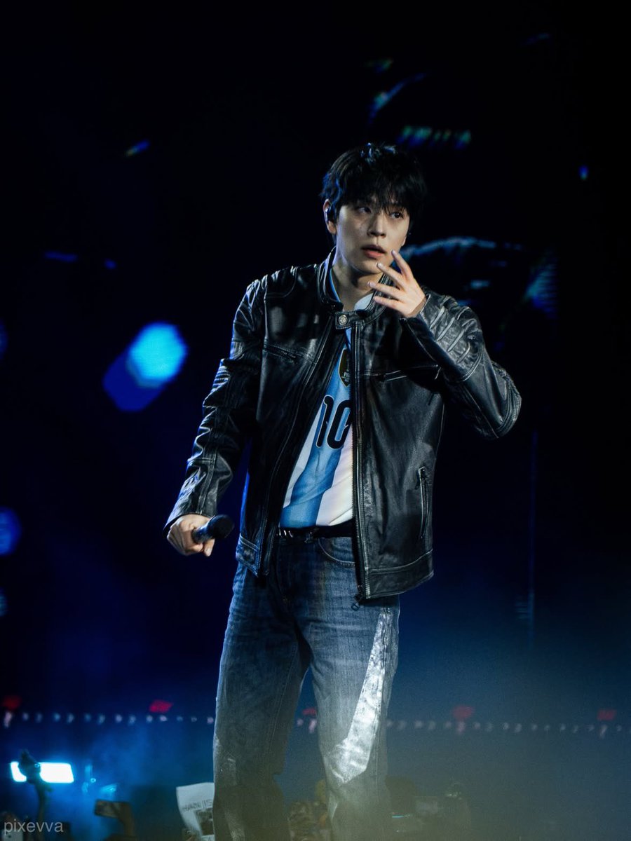 _r3hc's tweet photo. more handsome seungmin in leather jacket + jersey 🫠🤍

#StrayCityBuenosAires d2
#StrayCityArgentina 
#승민 https://t.co/Vpa75X6VnV