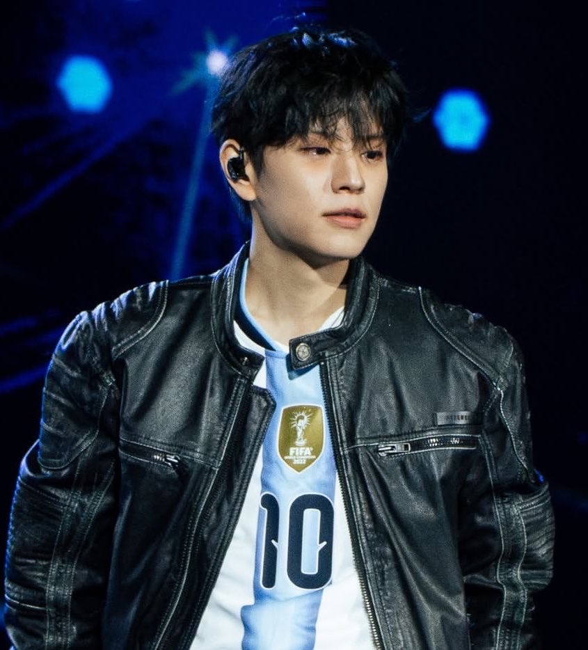 _r3hc's tweet photo. more handsome seungmin in leather jacket + jersey 🫠🤍

#StrayCityBuenosAires d2
#StrayCityArgentina 
#승민 https://t.co/Vpa75X6VnV