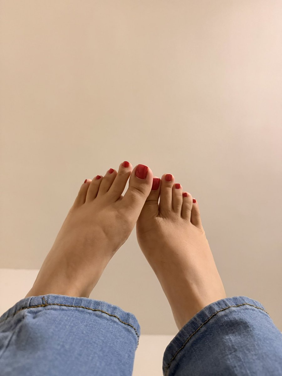 roselattehh's tweet photo. Here’s your food: 

Findom femdom finsub feet foot slave https://t.co/CiBEVlKbV9