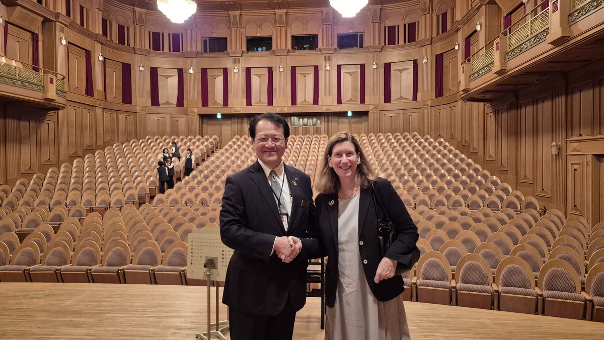 舞台上で、ヴェルタ―総領事といずみホールの常務理事の松田 陽氏