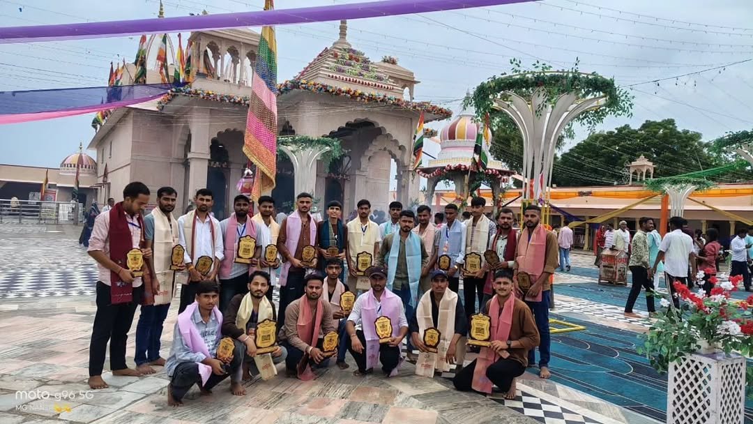 gurjar_hostel's tweet photo. श्री देवनारायण वीर गुर्जर छात्रावास टोंक के छात्रों को देव धाम जोधपुरिया में आयोजित तीन दिवसीय लीलाधर जन्मोत्सव भव्य मेले में कार्यकर्ताओं के रूप में सेवा प्रदान करने पर सम्मानित किया गया 🙌।
जय श्री देवनारायण भगवान 🙇🏻
#devdham #Devdhamjodhpuriya #Gurjarhosteltonk https://t.co/e2SBYmZP4j