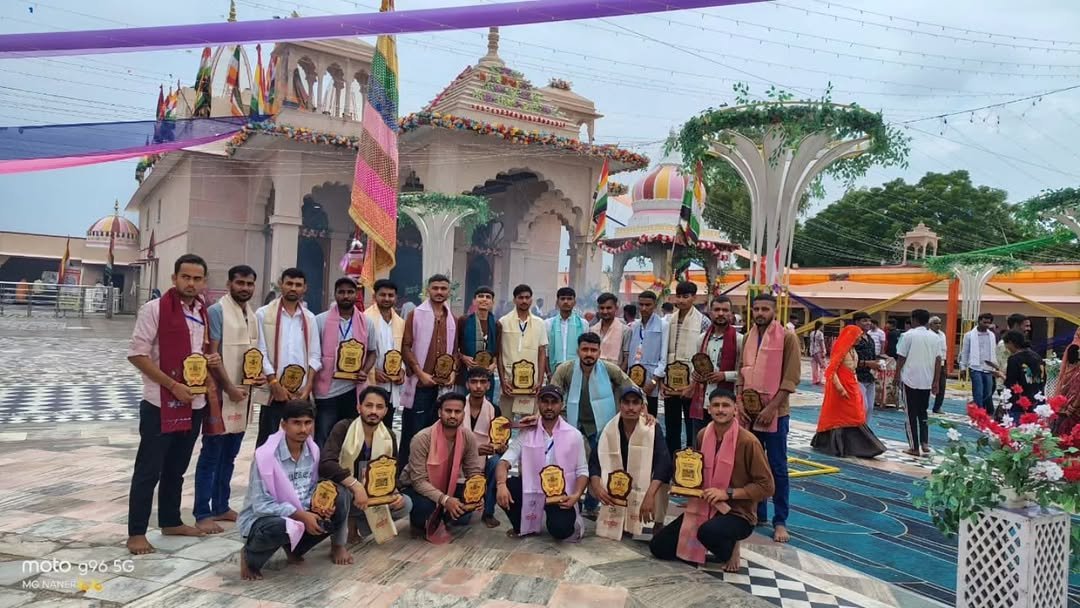 gurjar_hostel's tweet photo. श्री देवनारायण वीर गुर्जर छात्रावास टोंक के छात्रों को देव धाम जोधपुरिया में आयोजित तीन दिवसीय लीलाधर जन्मोत्सव भव्य मेले में कार्यकर्ताओं के रूप में सेवा प्रदान करने पर सम्मानित किया गया 🙌।
जय श्री देवनारायण भगवान 🙇🏻
#devdham #Devdhamjodhpuriya #Gurjarhosteltonk https://t.co/e2SBYmZP4j