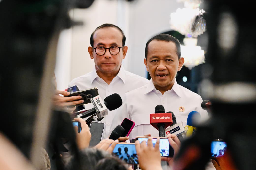 KemensetnegRI's tweet photo. Presiden Prabowo Pimpin Sidang DEN, Instruksikan Persiapan E50 untuk Perkuat Kemandirian Energi

​Presiden RI Prabowo Subianto memimpin Sidang Dewan Energi Nasional (DEN) di Istana Merdeka, Jakarta, Kamis (17/09/2026). Sidang pertama DEN tahun 2026 tersebut dihadiri Wakil Presiden Gibran Rakabuming Raka beserta seluruh anggota DEN dari unsur pemerintah dan pemangku kepentingan untuk membahas langkah strategis menjaga ketahanan serta memperkuat kemandirian energi nasional di tengah dinamika geopolitik global.

​Dalam rapat tersebut, Menteri ESDM Bahlil Lahadalia menyampaikan stok BBM dan cadangan nasional berada dalam posisi aman pada kisaran 18 hingga 20 hari. Untuk jangka panjang, Presiden Prabowo memberikan arahan untuk menyiapkan langkah pengembangan E50 setelah pelaksanaan program B50. Langkah ini ditujukan untuk memperkuat kemampuan Indonesia memenuhi kebutuhan BBM dalam negeri, di mana konsumsi solar nasional mencapai sekitar 39 juta kiloliter per tahun dan bensin 39 hingga 40 juta kiloliter per tahun.

​Guna meningkatkan produksi migas, pemerintah mendorong eksplorasi besar-besaran pada cekungan dan blok minyak, optimalisasi sumur produksi lewat teknologi, serta penataan 45 ribu sumur rakyat agar dikelola secara profesional tanpa pelanggaran. Presiden juga menekankan pentingnya sinergi antara pemerintah, akademisi, dan pelaku usaha dalam merumuskan kebijakan energi. Selain itu, sidang membahas penguatan kelembagaan dalam Rancangan Undang-Undang Minyak dan Gas Bumi (RUU Migas), di mana tata kelola sektor migas direncanakan berada langsung di bawah Presiden.

​Di samping strategi jangka panjang, pemerintah memberikan kepastian pasokan BBM bersubsidi untuk kebutuhan masyarakat. Menteri ESDM mengimbau warga dengan kemampuan ekonomi memadai, seperti pemilik kendaraan kelas atas, untuk tidak menggunakan BBM bersubsidi agar tidak mengambil hak rakyat yang membutuhkan. Pemerintah terus membenahi metode penyaluran dan mempertimbangkan penguatan regulasi agar subsidi energi tepat sasaran dan diterima secara adil.

​Sumber: BPMI Setpres

​#KemensetnegRI 
#RilisPresiden