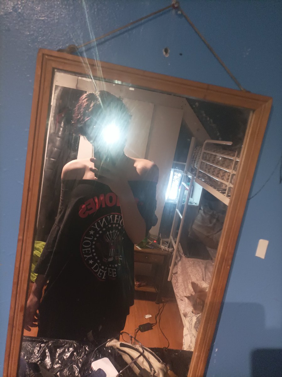 Fichasti's tweet photo. sise k tngo k limpiar el espejo pero k opinan 🥀 https://t.co/ud5MfUQkUF