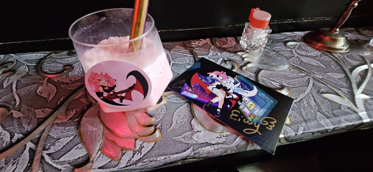 RAINMODERN_0040's tweet photo. Hoy me di una escapada del trabajo para ir a la cafeteria Infratierra para las bebidas de condesa y eiwy, y se los recomiendo estan muy buenas ambas bebidas, esta muy comodo el lugar, sin mencionar que me dieron mis regalitos por la compra de las bebidas nwn #EIWYFLEY #CONDESAVR https://t.co/97AuRTSMxH