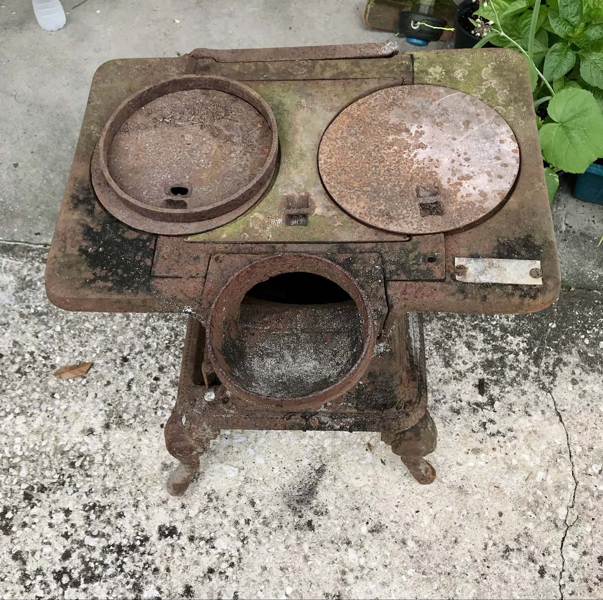 TimDPate's tweet photo. Recently my cousins @MHarrelson72 and @Barnaba84243569 conducted their dad’s memorial service. Mark told the story of the wash house at Grannie and Pawpaw Harrelsons and the wood stove used to heat it. My mom passed it to me a few years back. What memories! https://t.co/HoyPKgFPY3