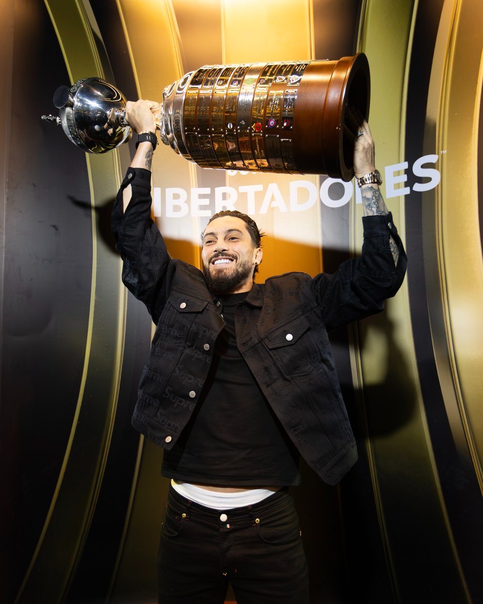 fogaonet's tweet photo. Alex Telles com a Glória Eterna do Botafogo 😍🏆🤩🔥

📸 @LibertadoresBR https://t.co/lnsVkxh5Oz