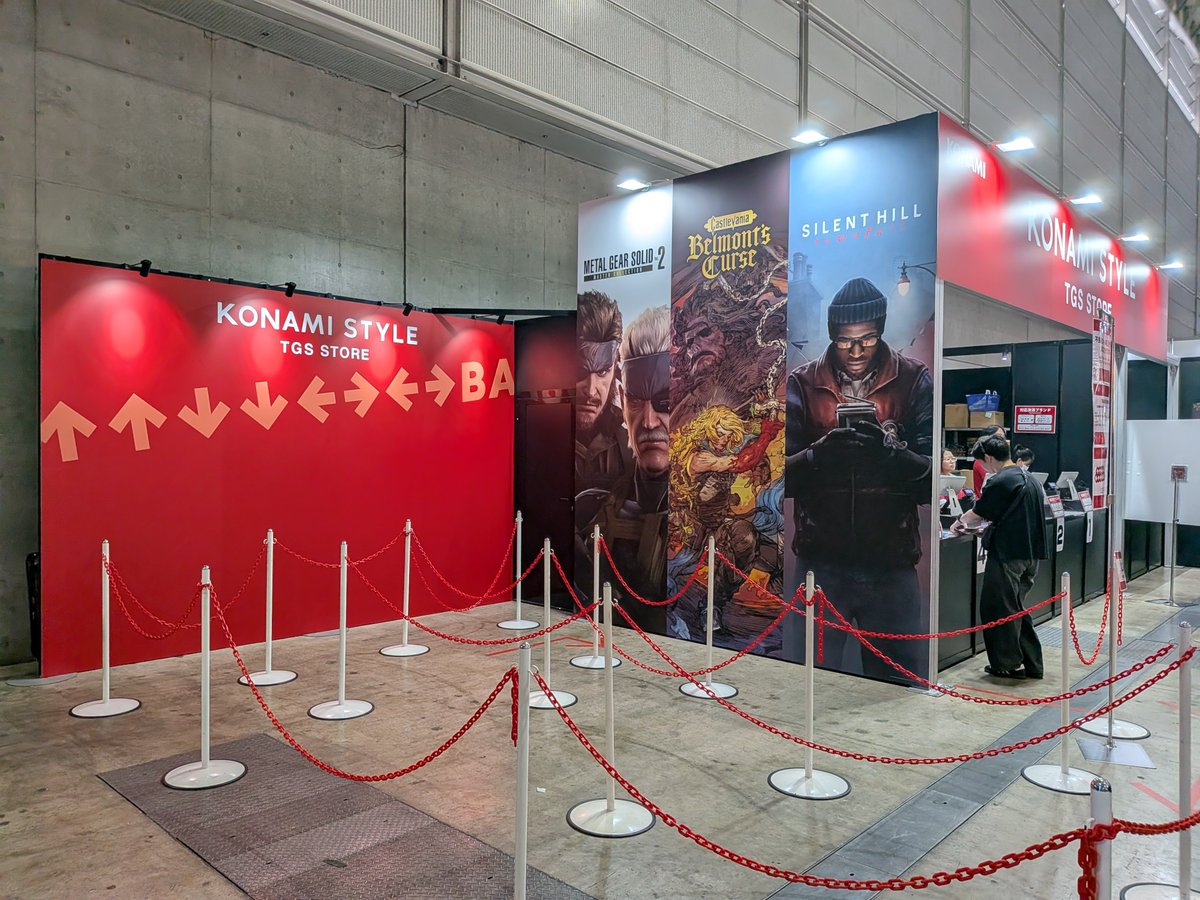 supanda_YouTube's tweet photo. ホール11のコナミスタイルではMGSのアクスタ販売してました！！
#TGS2026 https://t.co/kebqV7Y405