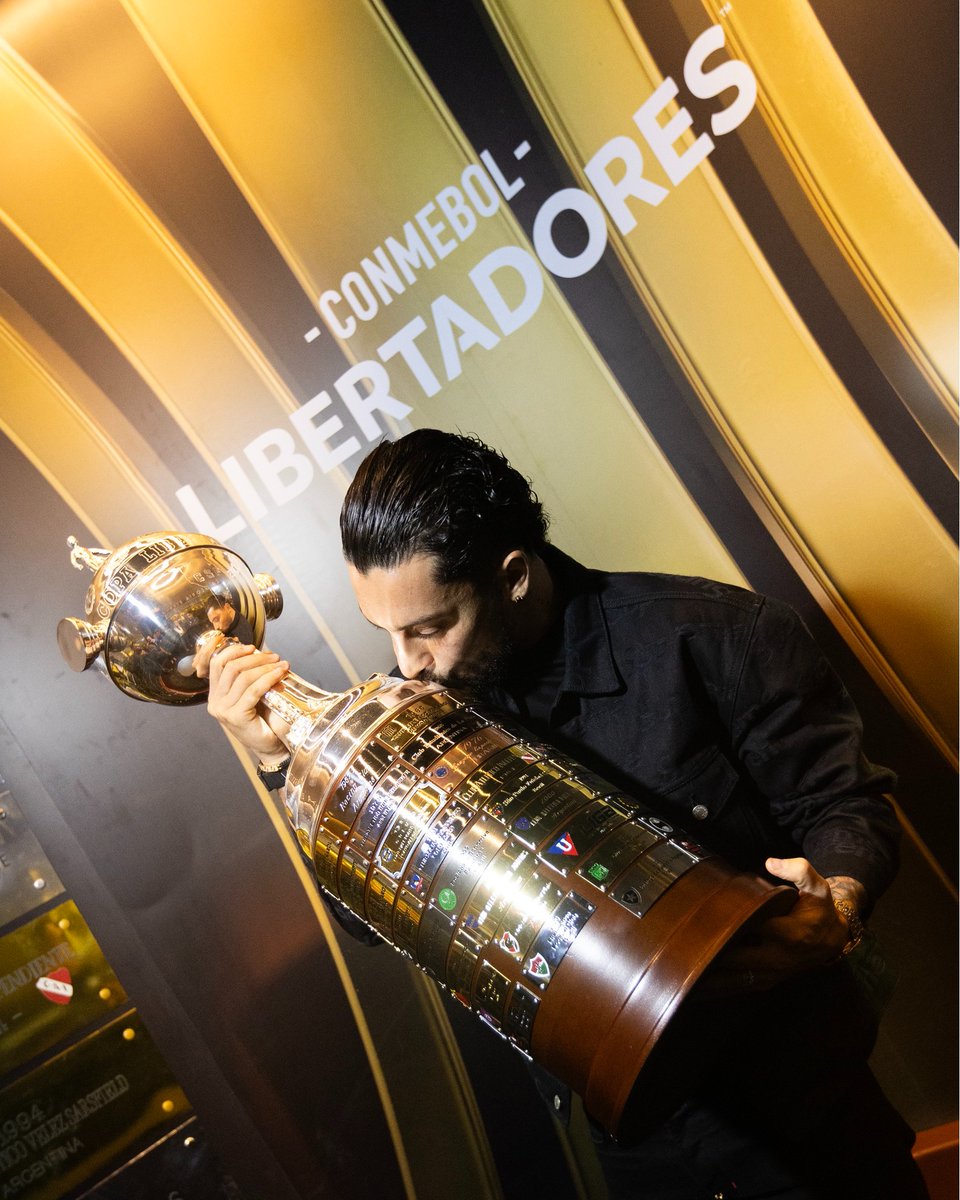 fogaonet's tweet photo. Alex Telles com a Glória Eterna do Botafogo 😍🏆🤩🔥

📸 @LibertadoresBR https://t.co/lnsVkxh5Oz