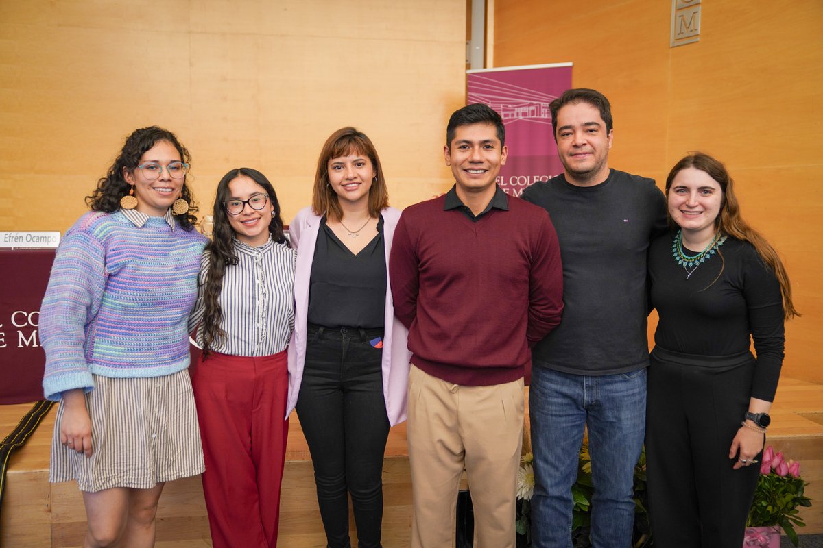 elcolmex's tweet photo. Felicitamos a las personas ganadoras del Premio Latinoamericano en Población Carmen A. Miró 2025, cuya ceremonia de entrega se realizó hoy en la Sala Alfonso Reyes.
🥇 Marcial Yangali Orihuela (@CEDUAcolmex): Heterogeneidad y desigualdad en las prisiones mexicanas: una aproximación demográfica a la cohorte sintética de 2021.
🥈 Lizeth Beatriz Gil López (CEDUA): Nuevas aproximaciones y problemas emergentes de la demografía rural en México.
🥉 Camila Montiel (@Udelaruy): Facebook versus encuestas de hogares: oportunidades y límites de los datos de Facebook para el estudio de la migración internacional en América Latina.
El Premio busca reconocer las mejores tesis de maestría (o magister) en Demografía o en Estudios de Población y se entrega gracias a la donación de @GrupoNeolpharma.