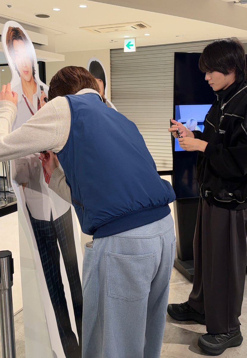 manga10_torico's tweet photo. 🏫ドラマ「陽キャ集団にいる芹沢は、 俺の前だと様子がおかしい」ポップアップストア📖🖊️ at #マンガ展渋谷
https://t.co/XUYkFlYdOD
　　　
- - *⑅♡ ✨昨日、9月17日(木) ✨ ♡⑅* - -

✧鈴木創 役 #小泉光咲 さん(#原因は自分にある。)
✧芹沢遥人 役 #四坂亮翔 さん
✧竹内知明 役 #木村魁希 さん
✧佐伯裕真 役 #田中笑太郎 さん(#DXTEEN )
✧岩崎俊 役 #葉山侑樹 さん

5人揃ってマンガ展渋谷にご来店🥹❣️

場面写真や特大ポスターになど、
直筆サインをいただきました✍🏻💘

ご来店の際はぜひお見逃しなく👀💫

#陽キャ集団
