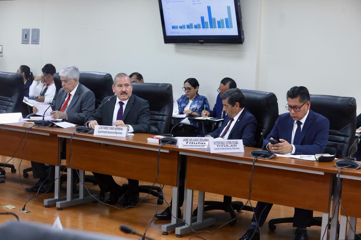 congresoperu's tweet photo. #SenadoInforma | La Comisión de Defensa Nacional y Orden Interno del Senado recibió al superintendente nacional de Migraciones, Luis Yunis Herrera, con el propósito de analizar medidas para fortalecer el control migratorio en las fronteras.
✅ Nota completa: https://t.co/nU7Nn5Mmtb