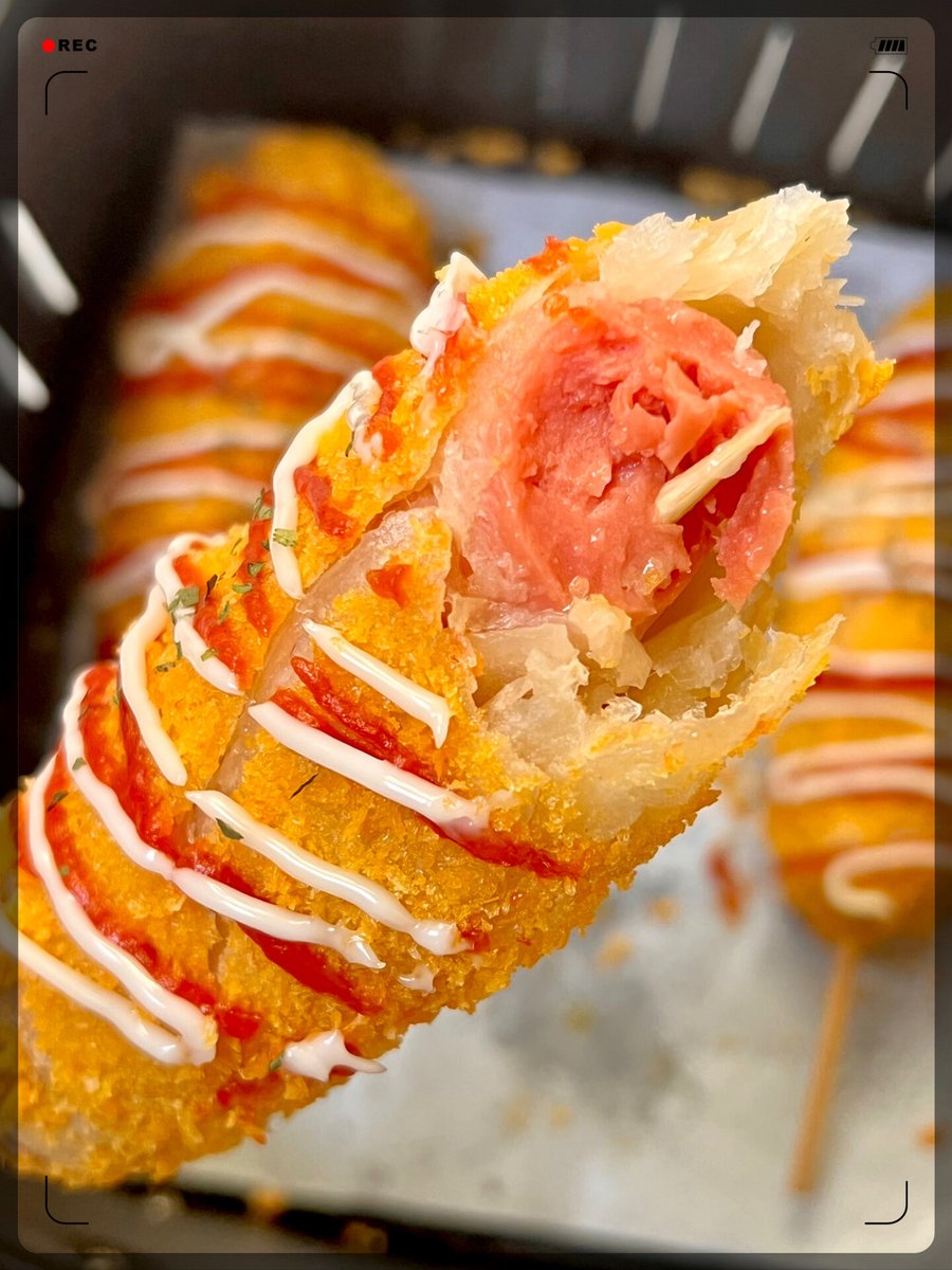 39kimberlyjohn's tweet photo. Craving a warm crispy fried corn dog from the street stall Perfect golden crust, gooey hot dog inside—street food joy at its finest! https://t.co/VwHRD3U59Q