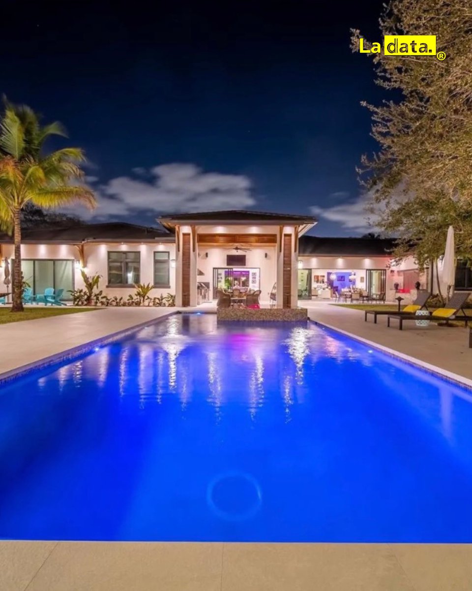 ladataec's tweet photo. #Tendencia Esta es la lujosa mansión de casi $5M donde vivía “El Tetón” Xavier Jordán en Miami

Atrás quedaron las burlas descaradas, la prepotencia y los videos cínicos desde su mansión de $4.853.593 en Miami. Mientras el Ecuador se desangraba entre balas, dolor y la narcopolítica que él operaba en la oscuridad, Xavier Jordán, alias “El Tetón”, se daba la gran vida: fiestas obscenas de piscina, derroche asqueroso y una flota de carros de lujo de alta gama comprados con la miseria ajena. Se creía intocable, blindado por su dinero sucio.

¡PERO SU TEATRO SE DERRUMBÓ!

Agentes de ICE le cayeron de golpe, lo esposaron y le arrancaron de tajo todo el glamour postizo. No le sirvió la plata, no le sirvieron las influencias: lo sacaron como a cualquier delincuente común y lo arrastraron a más de 1.700 kilómetros de Miami, directo a las frías celdas del Winn Correctional Center en Luisiana.

De chapotear en su piscina privada y presumir autos deportivos, a estar encerrado con overol de reo. El cabecilla clave de Metástasis y señalado por el magnicidio de Fernando Villavicencio por fin siente el rigor de la ley. Toda su estructura de impunidad colapsó, demostrando que ninguna fortuna manchada de sangre compra un escondite eterno.

¿Creíste que el dinero robado al pueblo te iba a comprar impunidad para siempre, o recién estás entendiendo que tras las rejas todos tus millones no te sirven absolutamente para nada?

@ladataec👈

#ladata #TendenciaPolítica #XavierJordán #viral