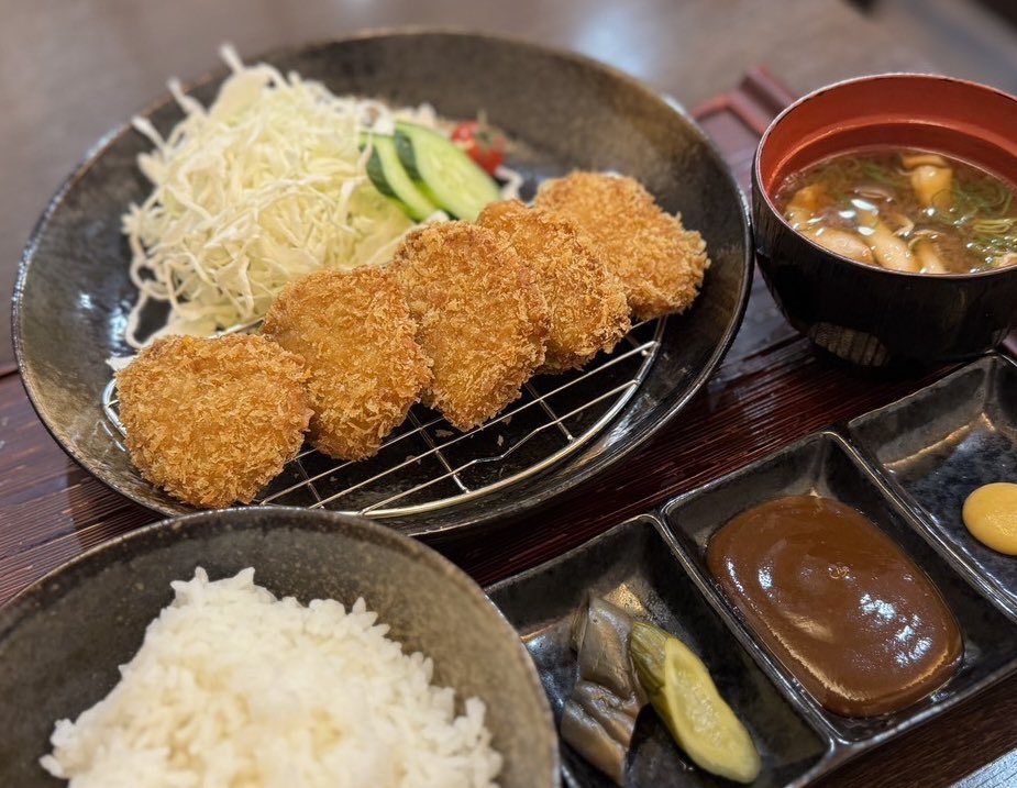 ya_kouji's tweet photo. 🥢✨ 神戸ポークのヘレカツ定食 ✨🥢

神戸ポークの旨み！
ヘレの柔らかさ！！

最強です🤤🔥

サクッと揚がった衣の中から
じゅわっと広がる神戸ポークの美味しさ🐷💕

これはご飯が止まりません🍚✨

1,200円（税込1,320円）

#神戸北野旭屋精肉店 #神戸ランチ #北野ランチ #神戸ポーク https://t.co/Rz8xJJcp47