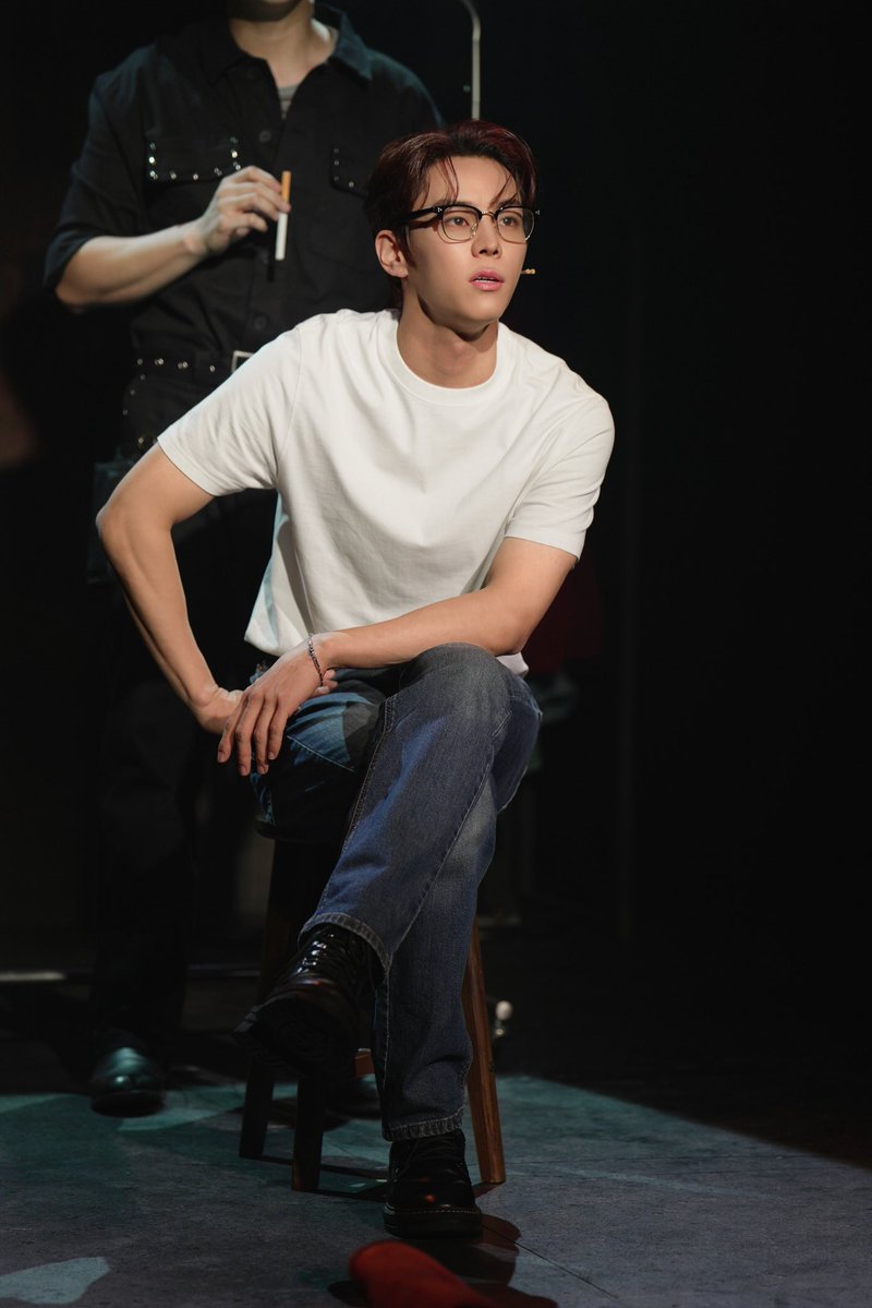 Official_Seobin's tweet photo. 윤서빈, ‘제임스 딘’으로 완벽 변신…뮤지컬 ‘제임스 바이런 딘’ 첫공 성료

 https://t.co/6huhKRRazp

#윤서빈 #YoonSeobin  
#제임스바이런딘_디오리지널
#JamesByronDean https://t.co/tpEmPtFzaC