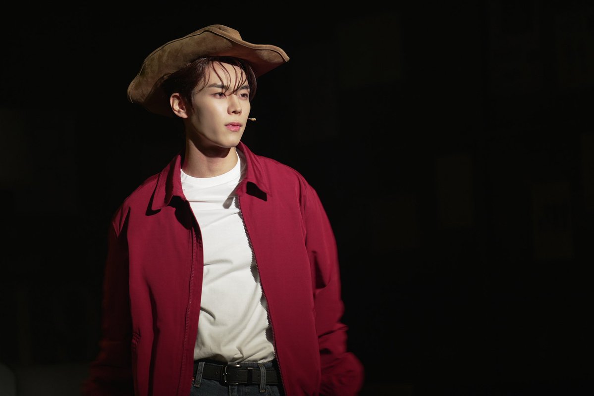 Official_Seobin's tweet photo. 윤서빈, ‘제임스 딘’으로 완벽 변신…뮤지컬 ‘제임스 바이런 딘’ 첫공 성료

 https://t.co/6huhKRRazp

#윤서빈 #YoonSeobin  
#제임스바이런딘_디오리지널
#JamesByronDean https://t.co/tpEmPtFzaC