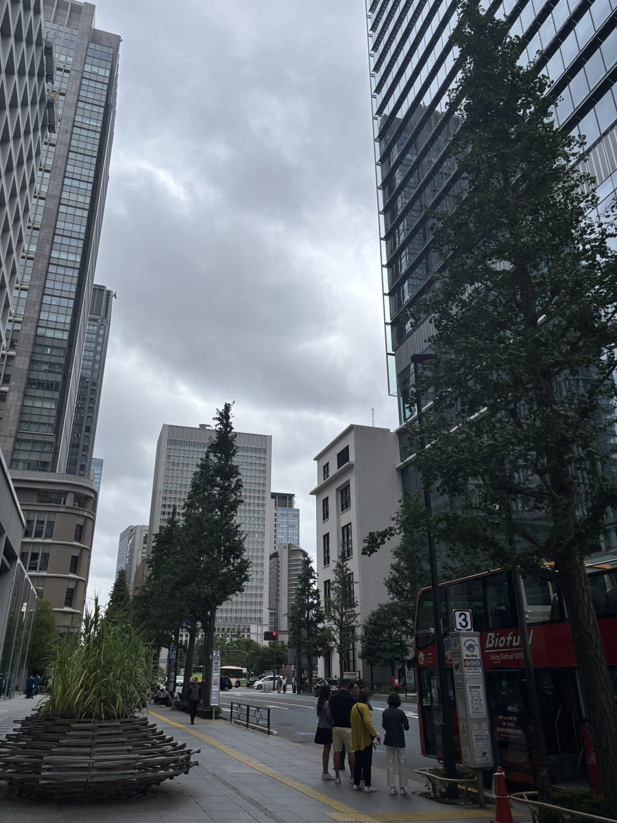 oboeyasuiidde's tweet photo. 久々の丸の内！
子供背負ってないとこんなに楽なのか https://t.co/HgZiTTR2NS