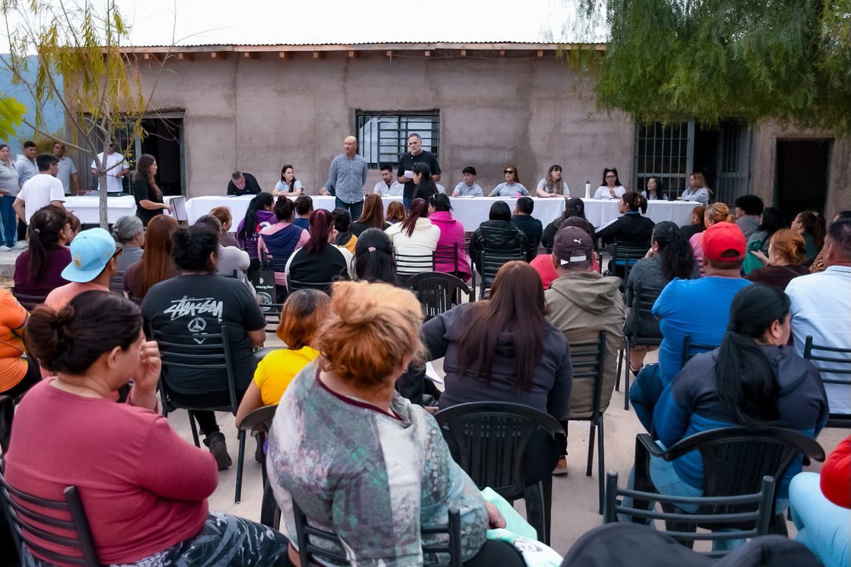 ArielPuy's tweet photo. Escuchar a los vecinos y recorrer el territorio es esencial para definir políticas públicas que den respuestas efectivas. Las mejores decisiones no se toman desde un escritorio, sino en los barrios, cerca de la gente y conociendo de primera mano sus necesidades.

En el B° Emanuel Ginóbili desplegamos el abordaje territorial “Vivienda en tu Barrio”, que fue requerido por los vecinos. Acercamos nuestros equipos de Gestión Financiera, Notarial y Escrituración para atender consultas y facilitar trámites a las familias de este sector de la Capital, que cuenta con 526 viviendas construidas por el Estado.

La gestión se hace cerca de la gente, en territorio, junto a quienes lo habitan y transformando la escucha en respuestas concretas.

@QuintelaRicardo gobernador