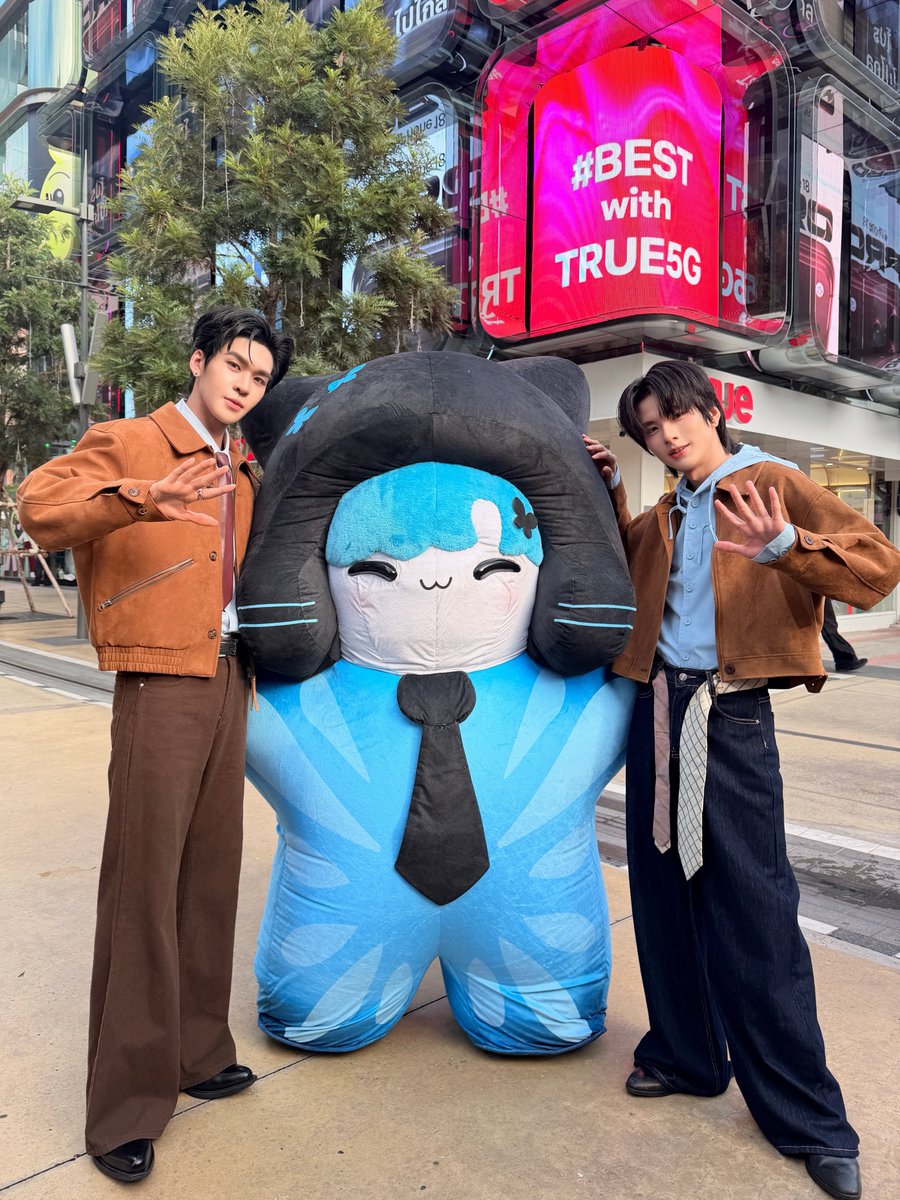 DomundiTV's tweet photo. พบกับ “อู่อู๋” @Auautnp “เซฟ” @savewrg และ “น้องหมีแพรว” @MhiiPraew_DMD ได้ในงาน True dtac5G | F1RST TO EXTRAORDINARY. IT'S TRUE! with iPhone 18 Pro ✨

AAS MHIIPRAEW TRUE5G IPHONE18PRO
#Truedtac5GxAuauSave
#Truedtac5GxMhiiPraew https://t.co/udsOztbewG