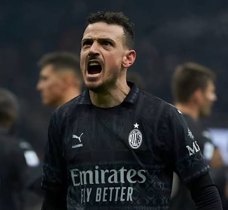 MilanUpdate's tweet photo. Florenzi: "Yang menjadi pertanyaan saya adalah: jika Anda selalu melakukan dua pergantian pemain tepat di menit ke-45, berarti ada sesuatu yang salah sejak awal. Anda tidak bisa terus-menerus mengandalkan perubahan di pertengahan laga, Anda tidak akan selalu bisa menyamakan kedudukan menjadi 2-2 seperti yang terjadi saat melawan Lazio."

[Milanpress]
