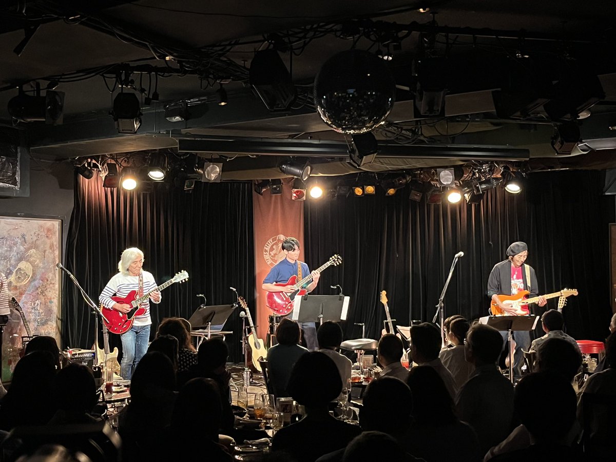 shuyakameyama's tweet photo. 2026.9.16
是方博邦+安藤正容 Guitar DUO @ Blues Alley Japan

小学生でT-SQUAREに出会い、安藤さんのギターに憧れて一直線に走ってきましたが、こうして同じステージに立ててとても幸せでした。
緊張の中たくさん引っ張っていただいた是方さん、安藤さん、本当にありがとうございました。 https://t.co/B47kQ2yVEG