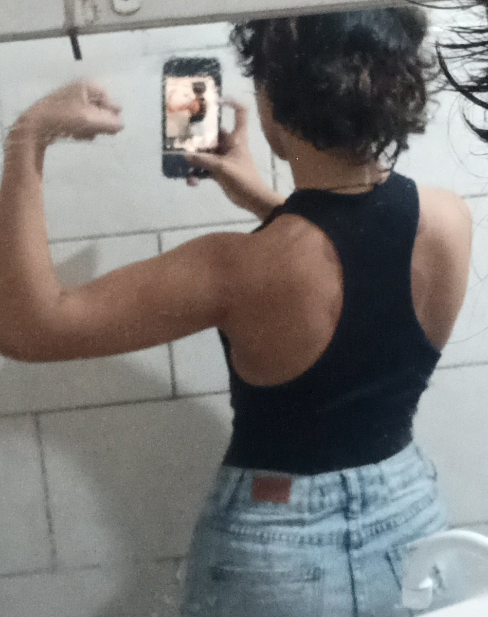 Blehhh4ngel's tweet photo. Do que adianta ter bunda se nao sei fazer quadradinho enfim quero fazer academia https://t.co/cjBBkCmNzo