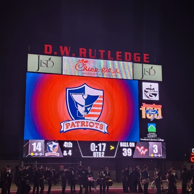 SAVeteransHS's tweet photo. Halftime score.  Your Patriots are up 14-3.  Let's go patriots!!!  #patriotnation https://t.co/gjJypbE05V