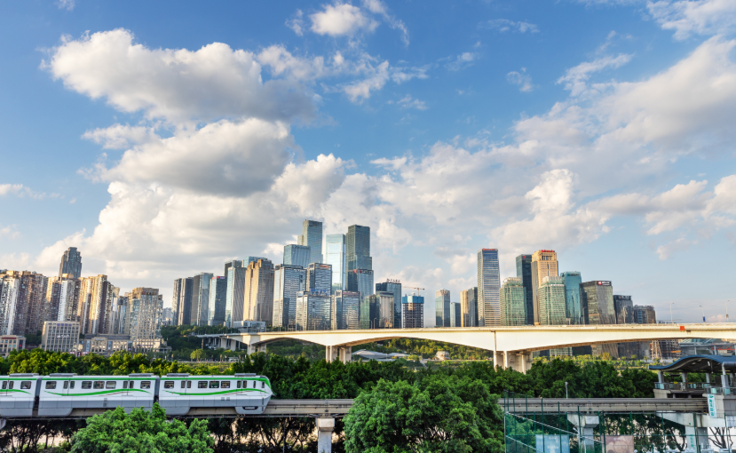 icqspanish's tweet photo. Nubes blancas y esponjosas se deslizan por un cielo azul, creando el telón de fondo perfecto para el inconfundible paisaje urbano en varios niveles de Chongqing. ☁️💙 #CityView #BlueSky 
📸 Liu Taoran https://t.co/2oXHlZTL0u