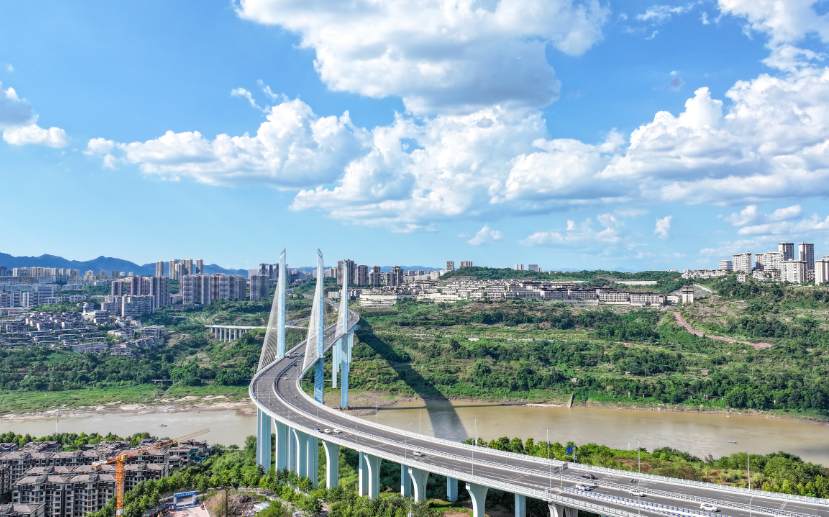 icqspanish's tweet photo. Nubes blancas y esponjosas se deslizan por un cielo azul, creando el telón de fondo perfecto para el inconfundible paisaje urbano en varios niveles de Chongqing. ☁️💙 #CityView #BlueSky 
📸 Liu Taoran https://t.co/2oXHlZTL0u