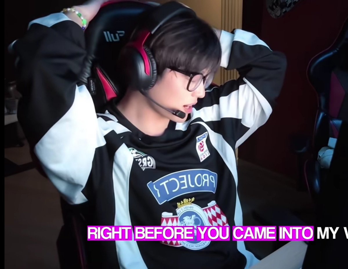 reigenssaIt_'s tweet photo. @tokyo_sims I need him bad, imagine he hit this pose while I'm under the desk scvking him off https://t.co/vEeiM80f2f
