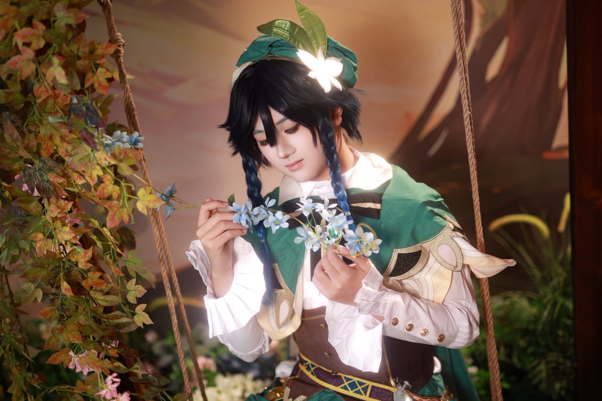 lithium_carp's tweet photo. Venti Cosplay｜Genshin Impact
纵风走遍云山野，拈花静候四季春。
Wind-borne, I roam cloud-veiled wilds;
Flower in hand, I await endless spring.

#原神 #GenshinInpact #原神cos #原神温迪 #温迪 #原神cos #cos #Cosplay https://t.co/1H9YsWUqck