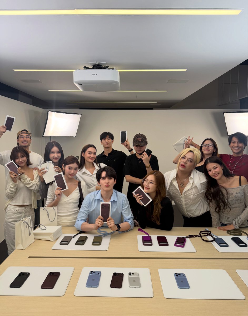 MulliUso's tweet photo. มาดามเพิ่นก็เป็นคนไทยกลุ่มแรกเว่อร์  Iphone 18 Pro Max ก็มา สีชุดเพิ่นก็โดดเด่นสุดๆไปเลยสิคะ ยิ้มหวานมากอาโป

@Nnattawin1
#ApoNattawin https://t.co/5cYoIu8ofR