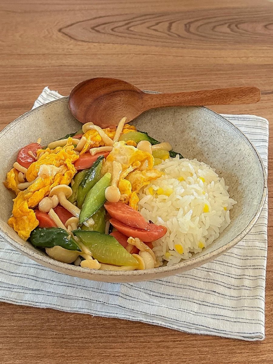 i2sabelladaniel's tweet photo. [Today’s cozy lunch: homemade vegetable fried rice with a side of warm miso soup—simple, fresh, and full of little energy boosts ]， https://t.co/PdCPfCooI6