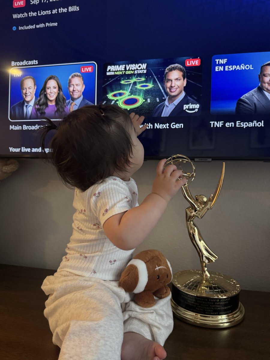 kelllymiche's tweet photo. Babylytics tuning into Prime Vision! Give us orbs!! @schwartzsteins https://t.co/2k0CzcQ46T
