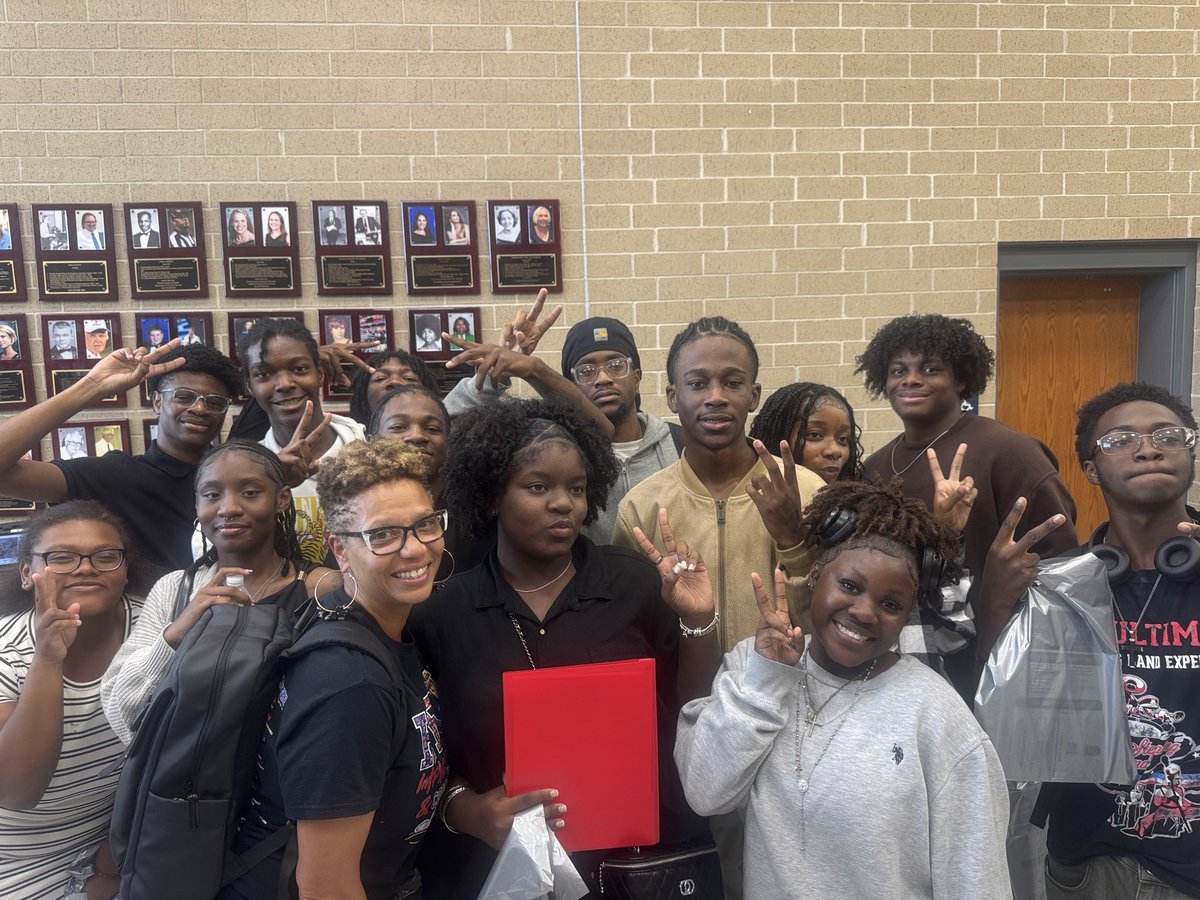 KimWilsonDaniel's tweet photo. LHS Class of 2027 went the extra mile after school. Today they met college reps &amp; asked the right questions.  Informed choices! 🖤💛🎓 @MCWilkinsPhD @LithoniaHigh https://t.co/kQ6ggoV253