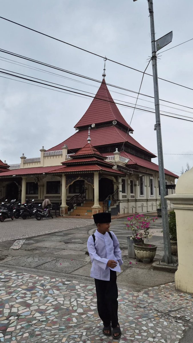 velystrix's tweet photo. Sengaja lewat depan masjid pas jalan pulang karena jam segitu anak-anak lagi pada pergi ngaji sore. Aku suka lihat mereka berangkat dan pulang ngaji, selalu ada aja yang bikin ketawa.

Kayak nih bocah misalnya. Lucu banget, mana pecinya kegedean lagi 😭 https://t.co/TBKWjdmTlX