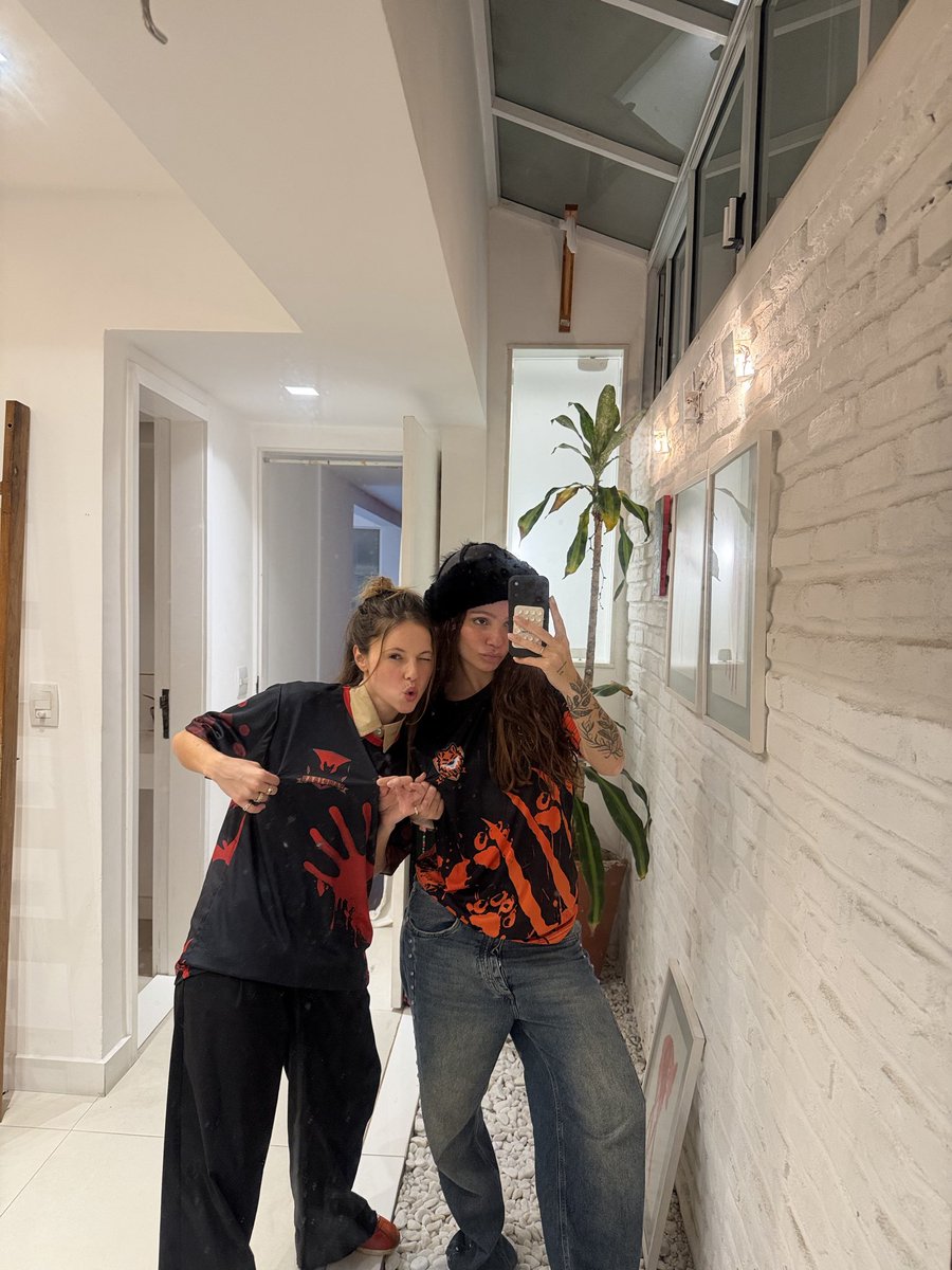 letiseaa__'s tweet photo. Celina n morreu, na real ela está em meus braços https://t.co/VHslACUCmZ
