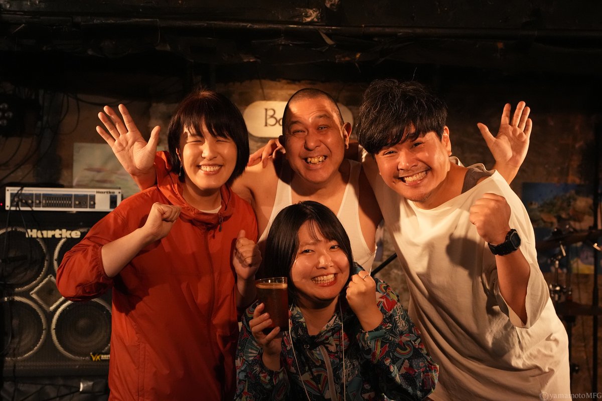 ishikawakoji's tweet photo. 昨日はMont.Barbara現体制ラストライブ(名義はとやまあおいの別体制として残る可能性はあり)。僕が珍しくポップスバンドに関わった貴重な機会。基本アングラだけどテキトー人間なので楽しいことならやります。今後も誰でも気軽にお問い合わせを(基本は出前ライブ(https://t.co/nKNeMKKPI5)ですが)。 https://t.co/tlOHohJbdw