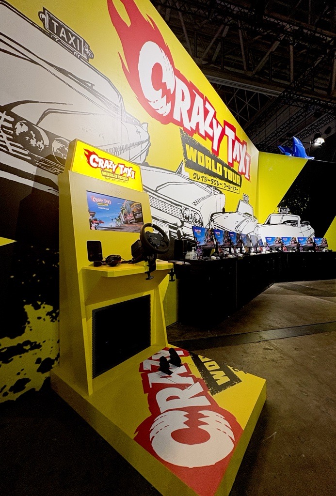 crazytaxi_JP's tweet photo. TGS2026ビジネスデー２日目開幕！
￣￣￣￣￣￣￣￣￣￣￣￣￣￣￣￣
『クレイジータクシー：ワールドツアー』
🏁セガ／アトラスブース（Hall 4-N01 ホール4 駅側）

🚖本日の #クレタク スケジュール🚖
終日：試遊/デボラダ・イエロージャックフォトスポット

アーケード風ハンドルコントローラー筐体も設置！
#TGS2026_クレタク爆走中