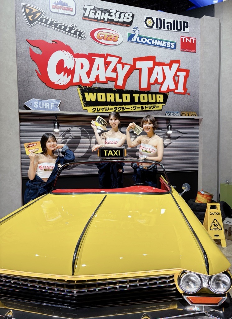 crazytaxi_JP's tweet photo. TGS2026ビジネスデー２日目開幕！
￣￣￣￣￣￣￣￣￣￣￣￣￣￣￣￣
『クレイジータクシー：ワールドツアー』
🏁セガ／アトラスブース（Hall 4-N01 ホール4 駅側）

🚖本日の #クレタク スケジュール🚖
終日：試遊/デボラダ・イエロージャックフォトスポット

アーケード風ハンドルコントローラー筐体も設置！
#TGS2026_クレタク爆走中