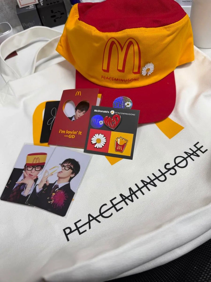 gihaha78900's tweet photo. 맥도날드 × 피스마이너스원 한정판 굿즈 3종

지드래곤의 PEACEMINUSONE(피스마이너스원)과 맥도날드가 만났습니다. 

한국을 포함 아시아 13개 시장에서 진행하는 캠페인의 일환으로, 한정판 굿즈 3종이 9월 28일부터 판매됩니다. 

<굿즈 라인업>

1. 맥도날드 빈티지 캡
지드래곤의 ‘Too Bad’ 뮤직비디오에 등장한 1980년대 미국 맥도날드 유니폼 모자에서 영감을 받은 복각 디자인. 빈티지 M 로고와 피스마이너스원 로고가 들어갑니다.

2. 맥도날드 숄더백
화이트 컬러에 맥도날드 골든 아치 + PEACEMINUSONE 로고를 배치한 디자인. 넉넉한 수납��간을 갖춘 실사용 가능한 굿즈입니다.

3. 맥도날드 핀세트
McD 하트핀 + 데이지 꽃 핀 + 후렌치 후라이 핀 총 3개 구��. 맥도날드의 상징적인 요소에 피스마이너스원 디자인을 섞었습니다. 

그리고 포토카드 3종까지 예정되어있습니다.

📅 구매 정보

판매 시작 : 9월 28일(월)
판매처 : 전국 맥도날드 매장 카운터
구매 방법 : 캠페인 메뉴 버거 세트 1종 구매 → 굿즈 1종 구매 가능
구매 제한 : 1인당 1개

한정 수량으로 판매되는 만큼 매장별 재고 상황에 따라 소진될 수 있습니다. 

참고로 이번 캠페인 메뉴는 9월 17일 출시된 ‘맥크리스피 고추장 버터’와 ‘맥스파이시 고추장 버터’ 2종입니다. 굿즈 가격은 현재 공개된 기사 기준으로 별도 확인이 필요합니다. 

<영상 출처 - fastpapermag>