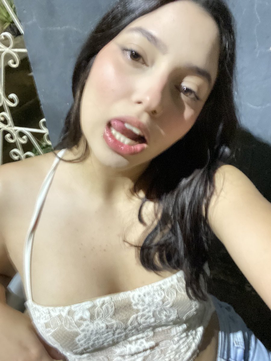 _julliaalc_'s tweet photo. fotos q vc receberia se namorasse comigo 
eu to muito especial na primeira foto🧘🏻‍♀️ https://t.co/2DdNdKklAX