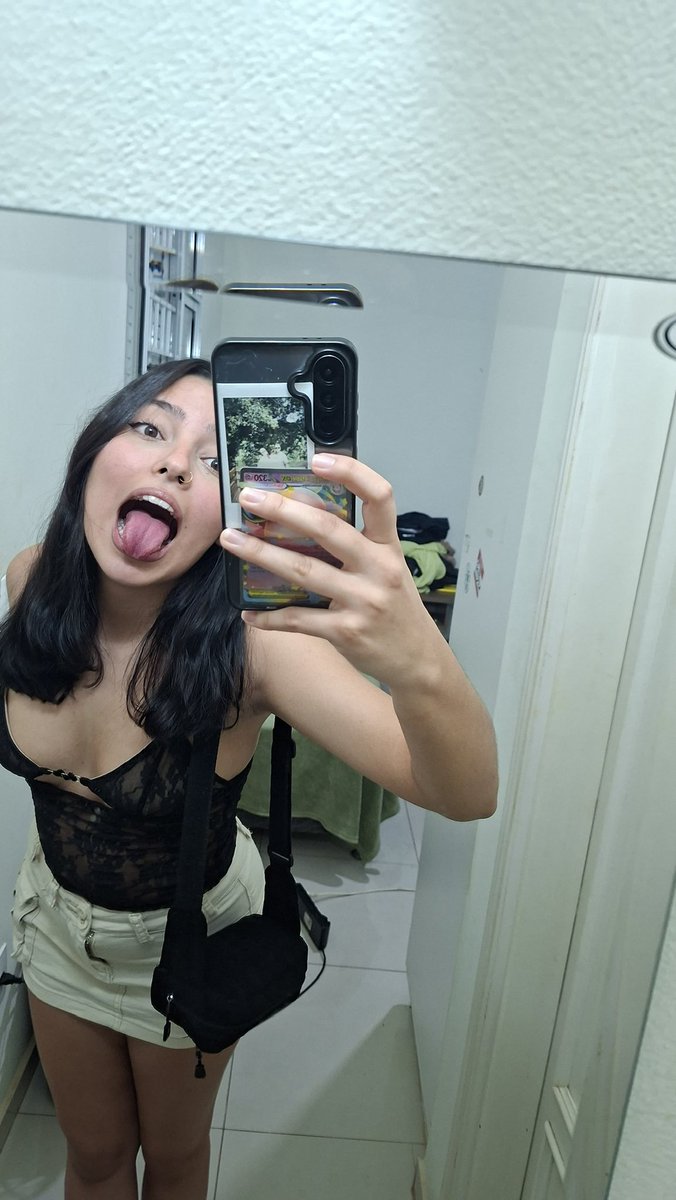 _julliaalc_'s tweet photo. fotos q vc receberia se namorasse comigo 
eu to muito especial na primeira foto🧘🏻‍♀️ https://t.co/2DdNdKklAX