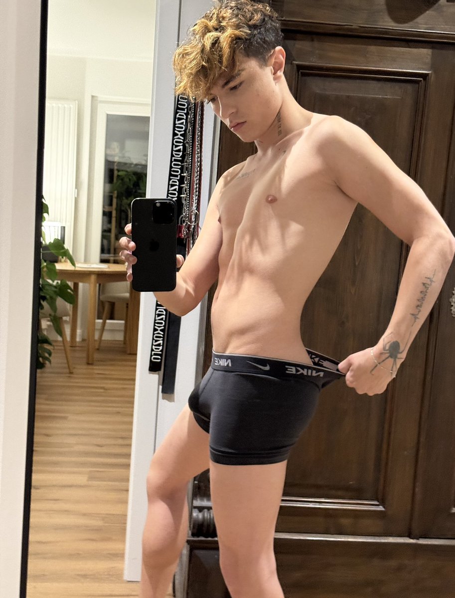 master_alex_0's tweet photo. Which of this do you prefer 💙or🖤 https://t.co/qrXqb9YIOW