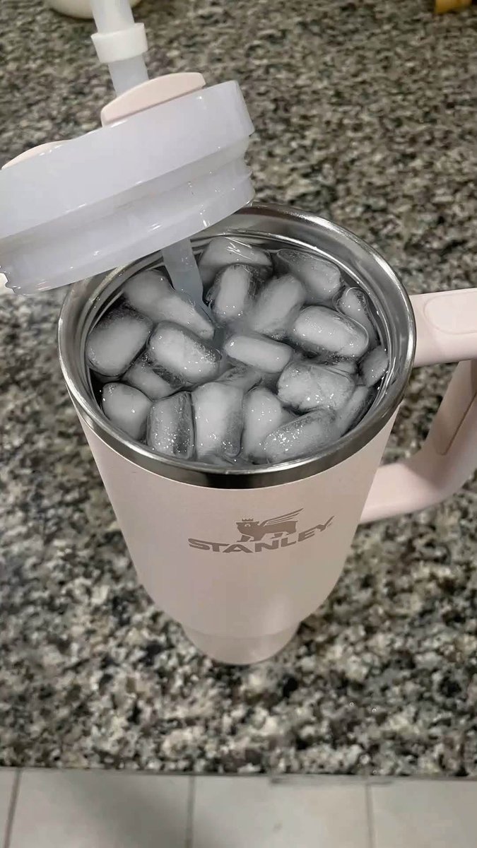 layxsnv's tweet photo. one thing about me , ima drink my water and mind my business 😉✨ https://t.co/OFusDjv3XO