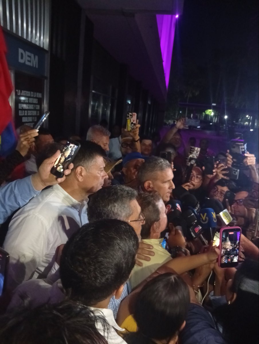 VoluntadPopular's tweet photo. 🚨 ¡LIBERADO JAVIER OROPEZA!

Javier no debió estar ni un segundo arbitrariamente detenido.

Nos alegramos de que esta noche pueda estar en casa con su familia.

¡Libertad para todos los presos políticos en Venezuela! https://t.co/02ovqlLNwM