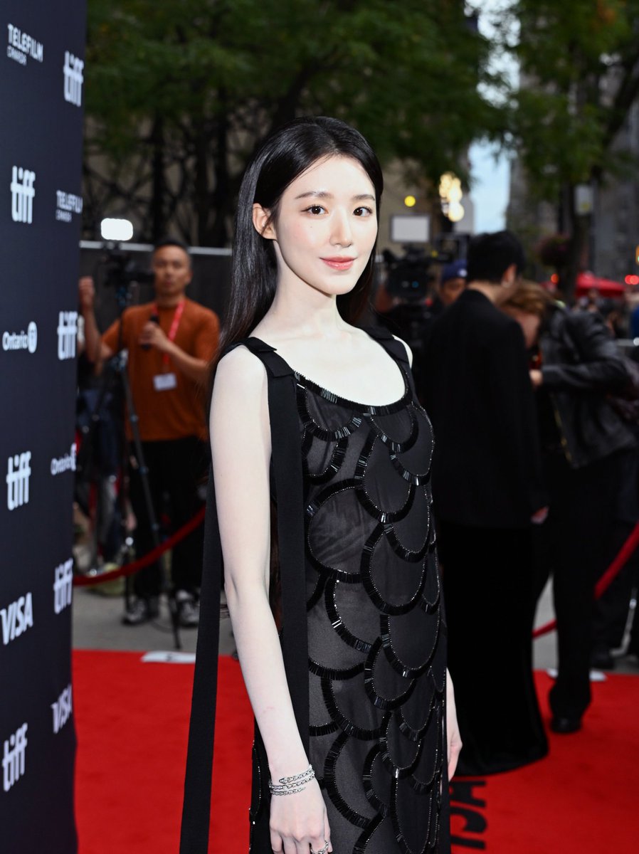 idlepopbase's tweet photo. i-dle's SHUHUA stuns at the TIFF premiere of her debut film "Happily Ever After". https://t.co/226xQCFXCO