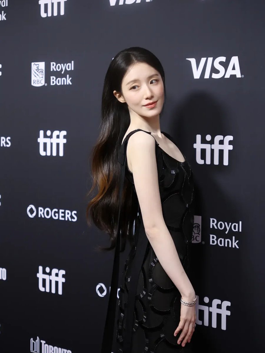 idlepopbase's tweet photo. i-dle's SHUHUA stuns at the TIFF premiere of her debut film "Happily Ever After". https://t.co/226xQCFXCO